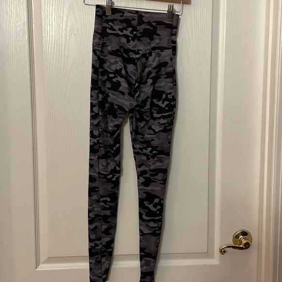 Miracle Suit Gray & Black Camo Print Leggings w/Tummy Control - Picture 2 of 3